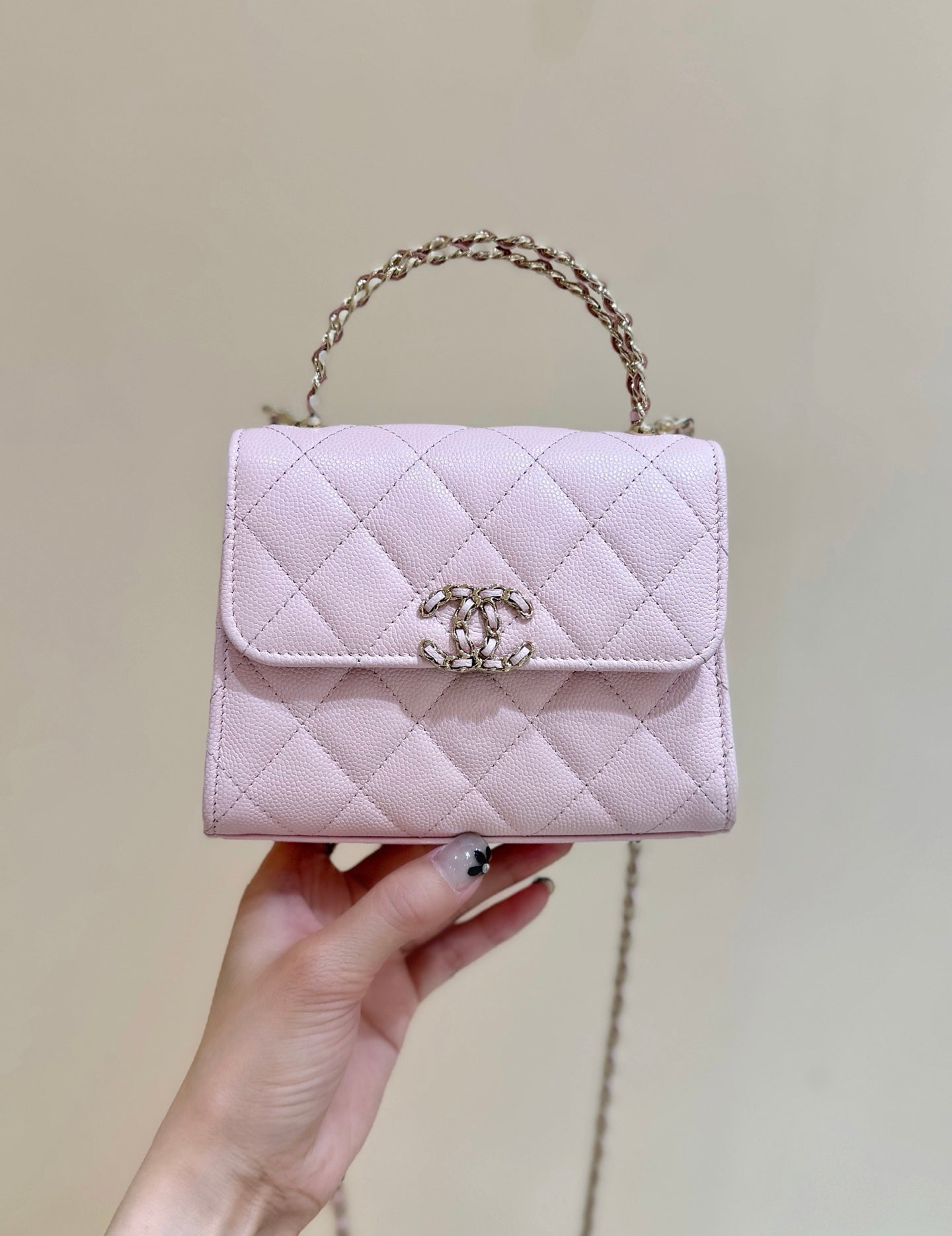 MINI SAC À RABAT MATELASSÉ AVEC POIGNÉE 14 EN AGNEAU ROSE BÉBÉ MÉTAL DORÉ