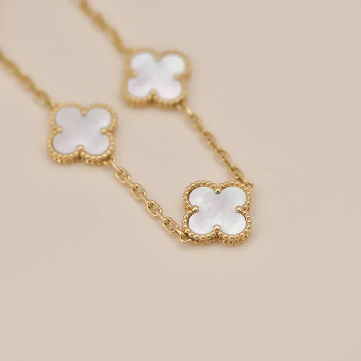 [Shinejoy]CLOVER WHITE PEARL MOP 5 MOTIF BRACELET COLLECTION