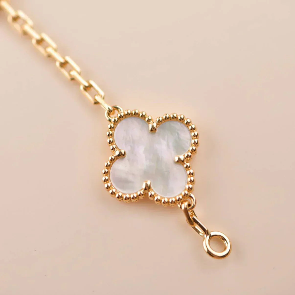 [Shinejoy]CLOVER WHITE PEARL MOP 5 MOTIF BRACELET COLLECTION