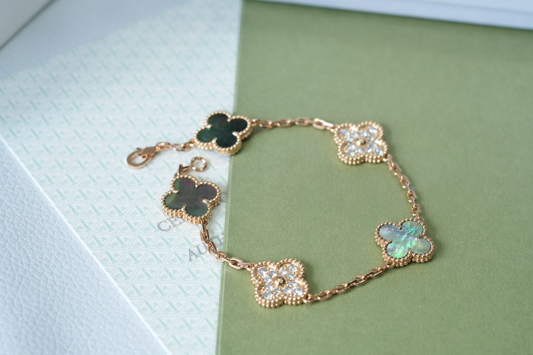 [Shinejoy] CLOVER 5 MOTIF GRAY MOP BRACELET COLLECTION