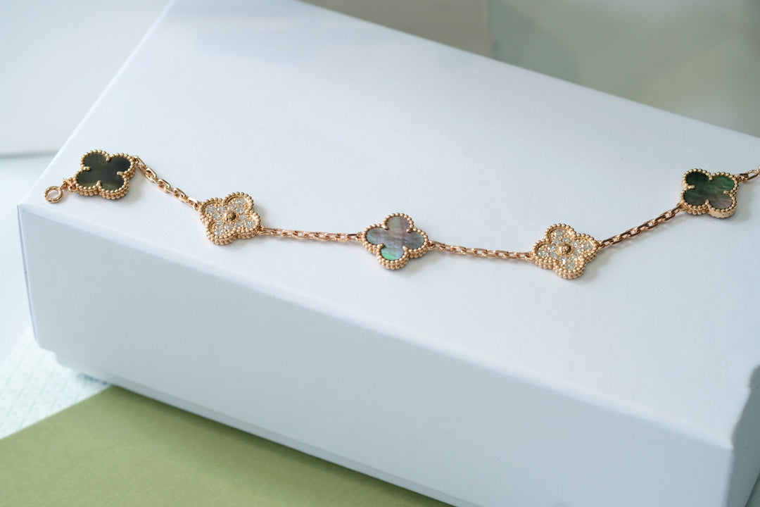 [Shinejoy] CLOVER 5 MOTIF GRAY MOP BRACELET COLLECTION