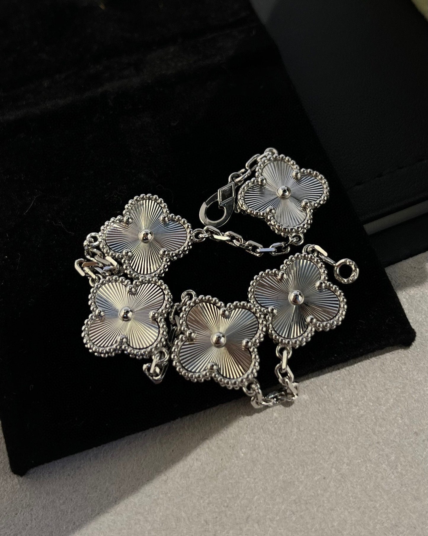 [Shinejoy] CLOVER 5 MOTIF LASER BRACELET COLLECTION