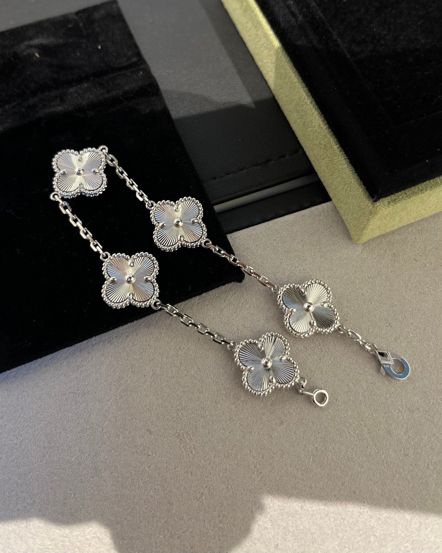 [Shinejoy] CLOVER 5 MOTIF LASER BRACELET COLLECTION