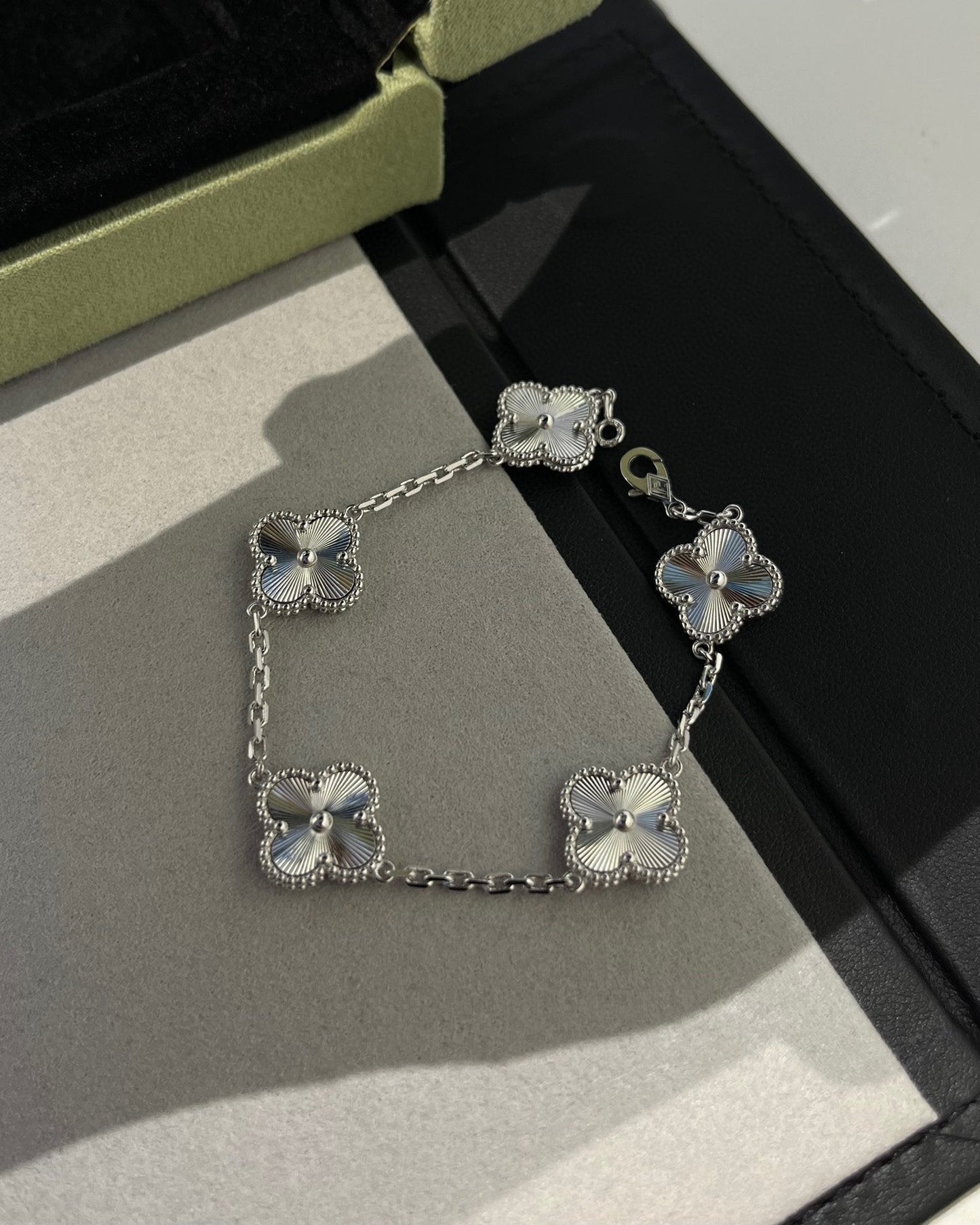 [Shinejoy] CLOVER 5 MOTIF LASER BRACELET COLLECTION