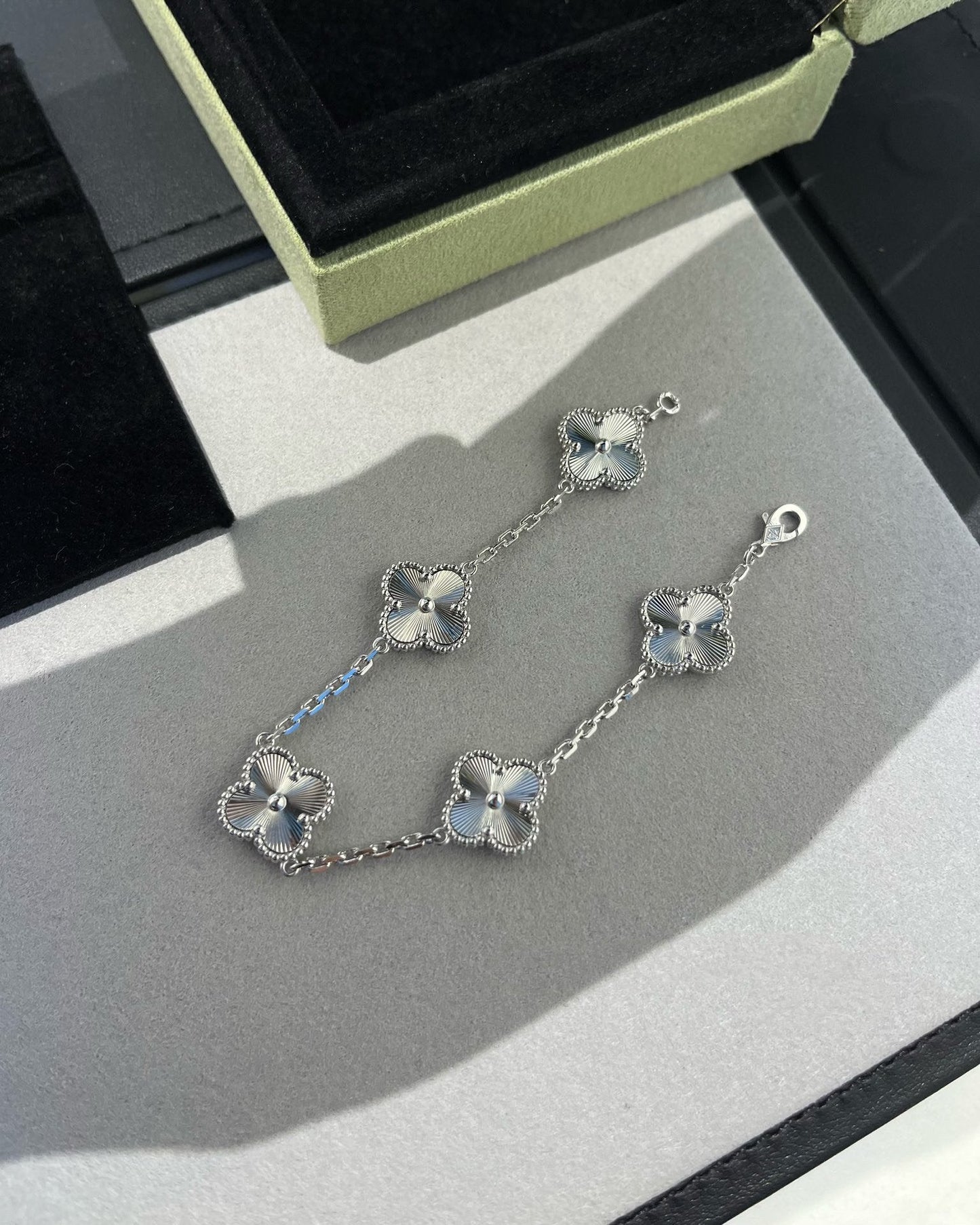 [Shinejoy] CLOVER 5 MOTIF LASER BRACELET COLLECTION